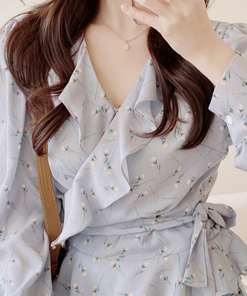 Amulet(アミュレット)の「Vネック花柄ブラウス(シャツ/ブラウス・レディース・ブルー/ホワイト・XL/L/M)」の10枚目の写真