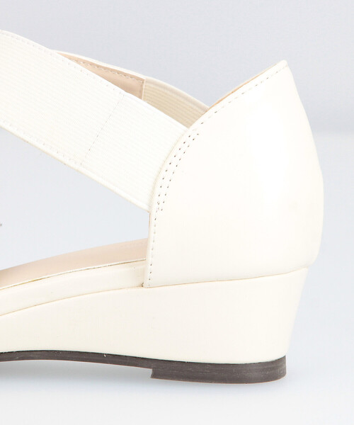 COMME CA ISM(コムサイズム)の「クロスゴム ウェッジ サンダル(サンダル・レディース・オフホワイト/ブラック・23.5cm/24.5cm)」の8枚目の写真