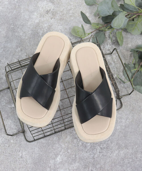 fredy emue（フレディエミュ）の「プラットフォームクロスサンダル（サンダル・レディース・イエロー/ブラック・S/M）」の2枚目の写真