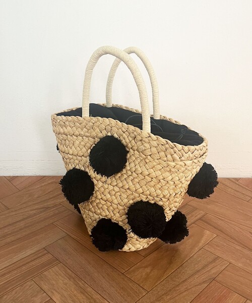 DEICY（デイシー）の「ﾎﾟﾝﾎﾟﾝ付ﾒｲｽﾞｶｺﾞﾊﾞｯｸﾞ（かごバッグ・レディース・ブラック/ホワイト・FREE）」の2枚目の写真