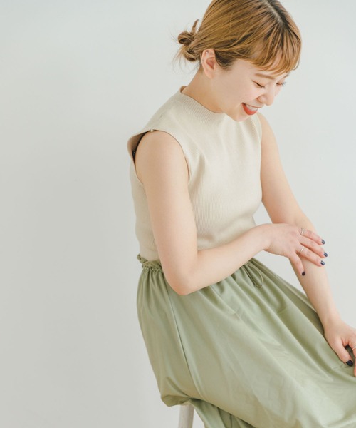 ITEMS URBANRESEARCH（アイテムズ アーバンリサーチ）の「リブニットシャーリングワンピース（ワンピース・レディース・ブラック/ブラウン/ベージュ・FREE）」の3枚目の写真