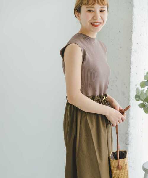 ITEMS URBANRESEARCH（アイテムズ アーバンリサーチ）の「リブニットシャーリングワンピース（ワンピース・レディース・ブラック/ブラウン/ベージュ・FREE）」の4枚目の写真