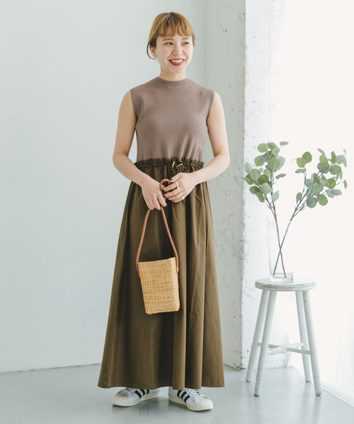 ITEMS URBANRESEARCH（アイテムズ アーバンリサーチ）の「リブニットシャーリングワンピース（ワンピース・レディース・ブラック/ブラウン/ベージュ・FREE）」の5枚目の写真