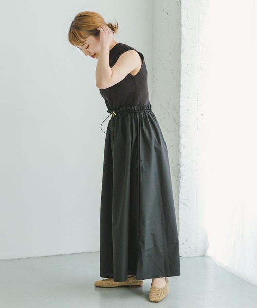 ITEMS URBANRESEARCH（アイテムズ アーバンリサーチ）の「リブニットシャーリングワンピース（ワンピース・レディース・ブラック/ブラウン/ベージュ・FREE）」の17枚目の写真