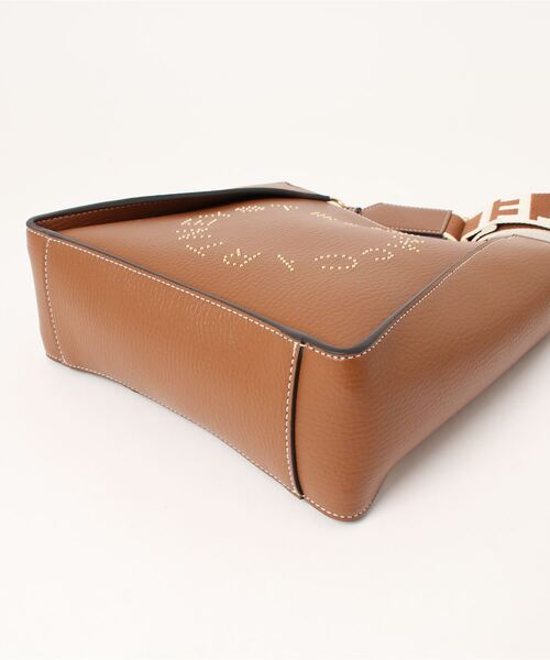 STELLA McCARTNEY（ステラマッカートニー）の「Stella Logo Grainy Studded Shoulder Bag / ステラ ロゴ グレイン スタッズ ショルダーバッグ（ショルダーバッグ・レディース・ブラウン系その他・ONE SIZE）」の5枚目の写真