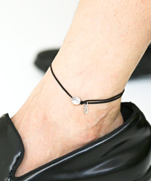 LUXSTYLE(ラグスタイル)の「ロゴラウンドモチーフアンクレット(アンクレット・メンズ・ネイビー/イエロー/ブラック/レッド/ブラウン/グリーン/グレー/グリーン系その他/オレンジ系その他・FREE)」の2枚目の写真