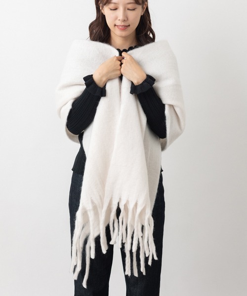 emonique（エモニーク）の「ボリューム フリンジ大判マフラー ストール プレーン ふわふわざっくり（マフラー・レディース・ブラウン/ライトブルー/スカイブルー/ホワイト/ブルー/ベージュ/モスグリーン/キャメル/ピンク/ブラック・FREE）」の3枚目の写真
