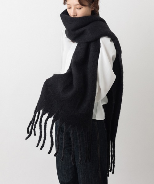 emonique（エモニーク）の「ボリューム フリンジ大判マフラー ストール プレーン ふわふわざっくり（マフラー・レディース・ブラウン/ライトブルー/スカイブルー/ホワイト/ブルー/ベージュ/モスグリーン/キャメル/ピンク/ブラック・FREE）」の4枚目の写真