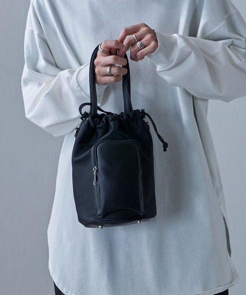 Lui's（ルイス）の「シンセティックレザーナイロンコンビ2way巾着ショルダーバッグ（ショルダーバッグ・メンズ・ブラック・FREE）」の2枚目の写真