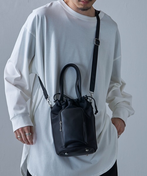 Lui's（ルイス）の「シンセティックレザーナイロンコンビ2way巾着ショルダーバッグ（ショルダーバッグ・メンズ・ブラック・FREE）」の4枚目の写真
