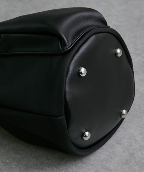 Lui's（ルイス）の「シンセティックレザーナイロンコンビ2way巾着ショルダーバッグ（ショルダーバッグ・メンズ・ブラック・FREE）」の8枚目の写真