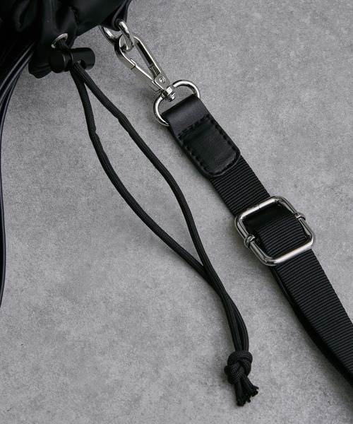 Lui's（ルイス）の「シンセティックレザーナイロンコンビ2way巾着ショルダーバッグ（ショルダーバッグ・メンズ・ブラック・FREE）」の9枚目の写真