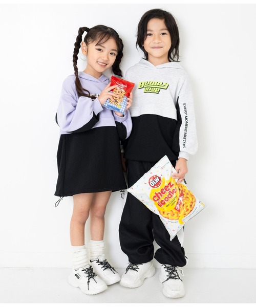 ANAP kids（アナップキッズ）の「配色切替裾ドロスト裏毛スウェットパーカー（パーカー・キッズ・ライトグレー/ホワイト/ラベンダー・120cm/130cm/110cm）」の4枚目の写真