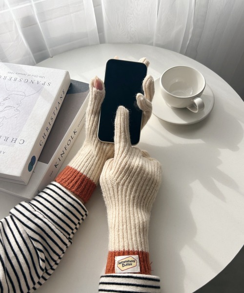 MYMOOD.(マイムード)の「【スマホ対応】リブニットホールタッチ バイカラーグローブ 手袋(手袋・レディース・ブルー/アイボリー/グレー/レッド/ネイビー・FREE)」の8枚目の写真