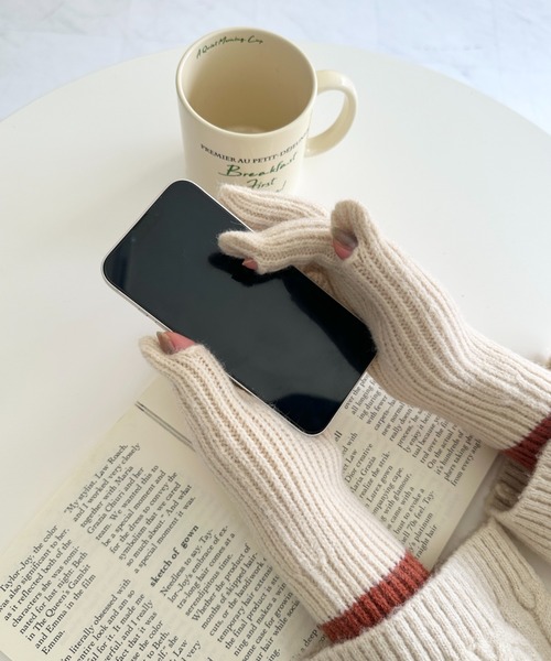 MYMOOD.(マイムード)の「【スマホ対応】リブニットホールタッチ バイカラーグローブ 手袋(手袋・レディース・ブルー/アイボリー/グレー/レッド/ネイビー・FREE)」の22枚目の写真