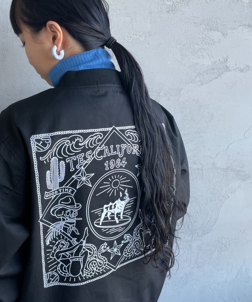 The Endless Summer（エンドレスサマー）の「[THE ENDLESS SUMMER/エンドレスサマー] 別注 TES バックプリントブルゾン（ブルゾン・レディース・ブラック/ネイビー・M/L）」の2枚目の写真