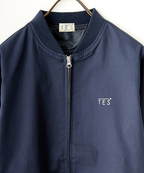 The Endless Summer（エンドレスサマー）の「[THE ENDLESS SUMMER/エンドレスサマー] 別注 TES バックプリントブルゾン（ブルゾン・レディース・ブラック/ネイビー・M/L）」の5枚目の写真