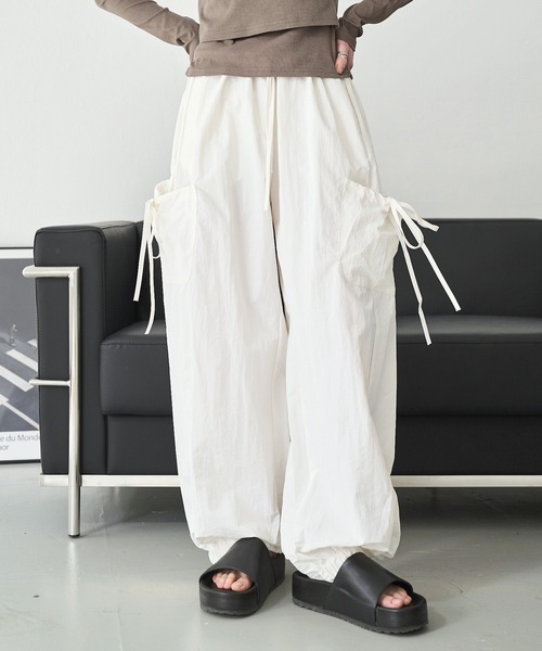 UNE MANSION（ユヌマンション）の「【男女兼用/UNISEX】【オーバーサイズ】メンズライクスポーティーカーゴサイドリボンナイロンプルオンパンツ（カーゴパンツ・レディース・ホワイト/ピンク/ブラック/グレー・FREE）」の2枚目の写真