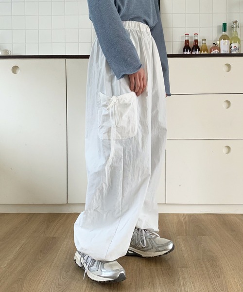 UNE MANSION（ユヌマンション）の「【男女兼用/UNISEX】【オーバーサイズ】メンズライクスポーティーカーゴサイドリボンナイロンプルオンパンツ（カーゴパンツ・レディース・ホワイト/ピンク/ブラック/グレー・FREE）」の9枚目の写真