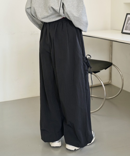 UNE MANSION（ユヌマンション）の「【男女兼用/UNISEX】【オーバーサイズ】メンズライクスポーティーカーゴサイドリボンナイロンプルオンパンツ（カーゴパンツ・レディース・ホワイト/ピンク/ブラック/グレー・FREE）」の6枚目の写真