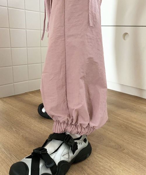 UNE MANSION（ユヌマンション）の「【男女兼用/UNISEX】【オーバーサイズ】メンズライクスポーティーカーゴサイドリボンナイロンプルオンパンツ（カーゴパンツ・レディース・ホワイト/ピンク/ブラック/グレー・FREE）」の11枚目の写真