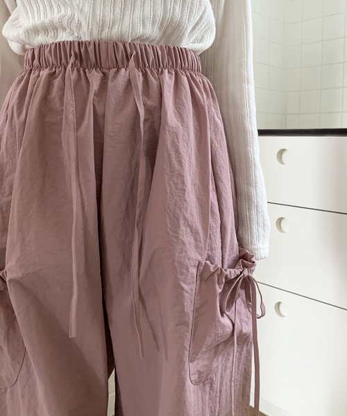 UNE MANSION（ユヌマンション）の「【男女兼用/UNISEX】【オーバーサイズ】メンズライクスポーティーカーゴサイドリボンナイロンプルオンパンツ（カーゴパンツ・レディース・ホワイト/ピンク/ブラック/グレー・FREE）」の12枚目の写真