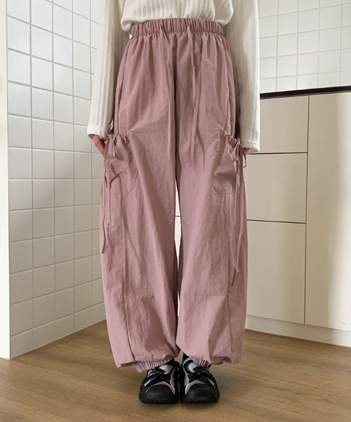 UNE MANSION（ユヌマンション）の「【男女兼用/UNISEX】【オーバーサイズ】メンズライクスポーティーカーゴサイドリボンナイロンプルオンパンツ（カーゴパンツ・レディース・ホワイト/ピンク/ブラック/グレー・FREE）」の13枚目の写真