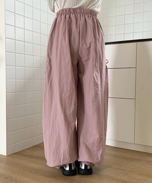 UNE MANSION（ユヌマンション）の「【男女兼用/UNISEX】【オーバーサイズ】メンズライクスポーティーカーゴサイドリボンナイロンプルオンパンツ（カーゴパンツ・レディース・ホワイト/ピンク/ブラック/グレー・FREE）」の15枚目の写真