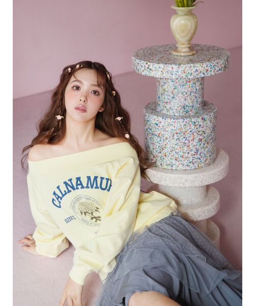 CALNAMUR(カルナムール)の「【CALNAMURコラボ】カルミアプリント オフショルダー プルオーバー(スウェット・レディース・グレー/ネイビー/イエロー・FREE)」の8枚目の写真