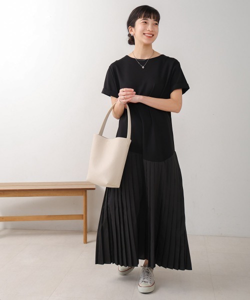 Bou Jeloud（ブージュルード）の「【ロング丈サイズあり】裾カーブ切替プリーツドッキングワンピース（ワンピース・レディース・ベージュ/ブラック・FREE/TL）」の4枚目の写真