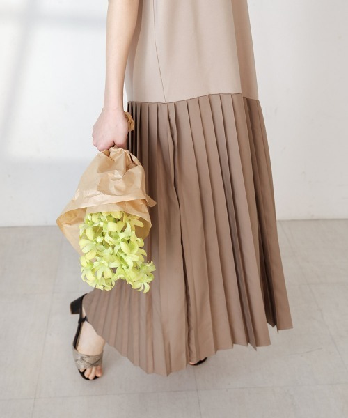 Bou Jeloud（ブージュルード）の「【ロング丈サイズあり】裾カーブ切替プリーツドッキングワンピース（ワンピース・レディース・ベージュ/ブラック・FREE/TL）」の15枚目の写真