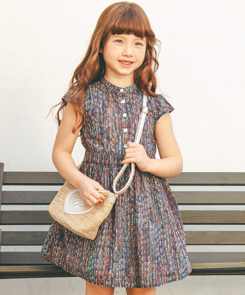 BeBe（ベベ）の「【お揃い】【DEVEAUX】グラフィックバンドカラーワンピース(90~160cm)（シャツワンピース・キッズ・グリーン系その他/イエロー系その他・100cm/110cm/150cm/130cm/120cm/140cm/90cm）」の2枚目の写真