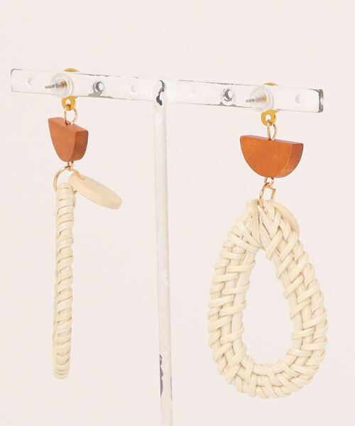 Crisp（クリスプ）の「ウッドビーズラタンピアス（ピアス（両耳用）・レディース・アイボリー/ブラウン/ベージュ・FREE）」の14枚目の写真