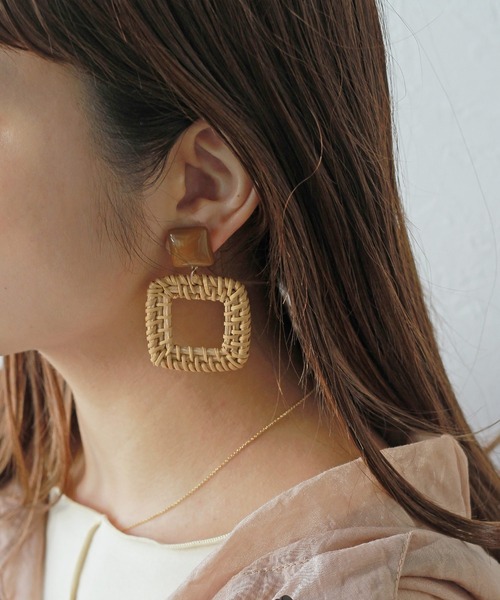 Crisp（クリスプ）の「ウッドビーズラタンピアス（ピアス（両耳用）・レディース・アイボリー/ブラウン/ベージュ・FREE）」の3枚目の写真