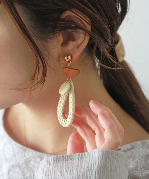 Crisp（クリスプ）の「ウッドビーズラタンピアス（ピアス（両耳用）・レディース・アイボリー/ブラウン/ベージュ・FREE）」の2枚目の写真