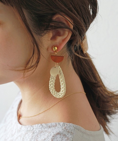 Crisp（クリスプ）の「ウッドビーズラタンピアス（ピアス（両耳用）・レディース・アイボリー/ブラウン/ベージュ・FREE）」の4枚目の写真