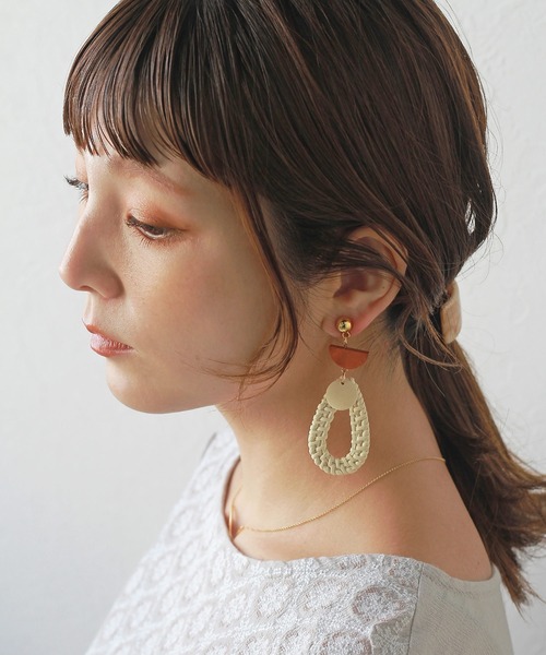 Crisp（クリスプ）の「ウッドビーズラタンピアス（ピアス（両耳用）・レディース・アイボリー/ブラウン/ベージュ・FREE）」の5枚目の写真