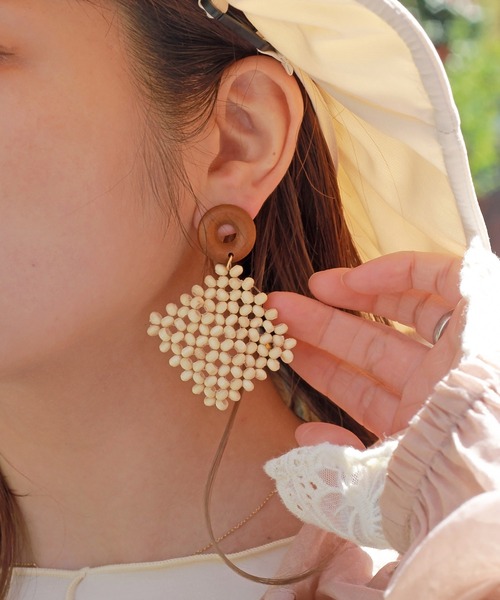 Crisp（クリスプ）の「ウッドビーズラタンピアス（ピアス（両耳用）・レディース・アイボリー/ブラウン/ベージュ・FREE）」の8枚目の写真