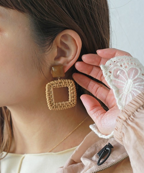 Crisp（クリスプ）の「ウッドビーズラタンピアス（ピアス（両耳用）・レディース・アイボリー/ブラウン/ベージュ・FREE）」の6枚目の写真