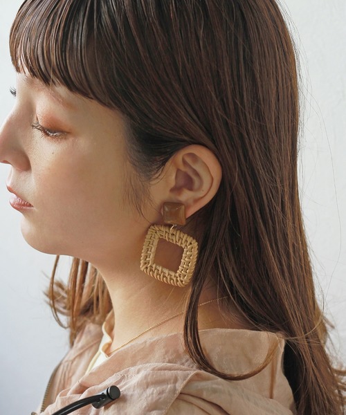 Crisp（クリスプ）の「ウッドビーズラタンピアス（ピアス（両耳用）・レディース・アイボリー/ブラウン/ベージュ・FREE）」の7枚目の写真