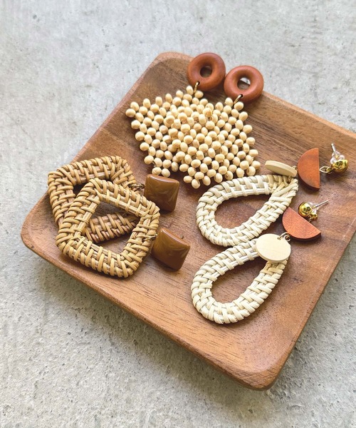 Crisp（クリスプ）の「ウッドビーズラタンピアス（ピアス（両耳用）・レディース・アイボリー/ブラウン/ベージュ・FREE）」の10枚目の写真