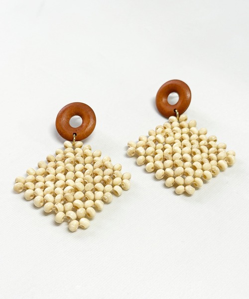 Crisp（クリスプ）の「ウッドビーズラタンピアス（ピアス（両耳用）・レディース・アイボリー/ブラウン/ベージュ・FREE）」の12枚目の写真