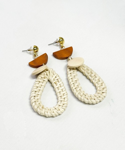 Crisp（クリスプ）の「ウッドビーズラタンピアス（ピアス（両耳用）・レディース・アイボリー/ブラウン/ベージュ・FREE）」の13枚目の写真