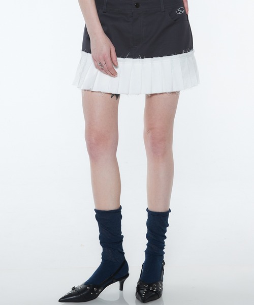 LUVISTRUE(ラヴイズトゥルー)の「CURVED L PLEATS SKIRT(スカート・レディース・チャコールグレー/カーキ・MEDIUM/SMALL)」の1枚目の写真