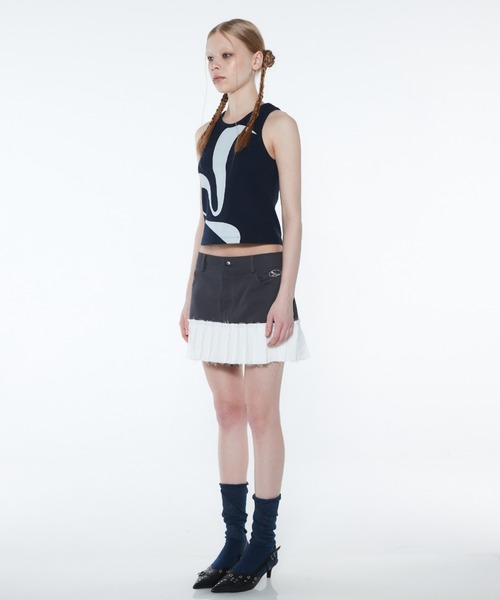 LUVISTRUE(ラヴイズトゥルー)の「CURVED L PLEATS SKIRT(スカート・レディース・チャコールグレー/カーキ・MEDIUM/SMALL)」の4枚目の写真