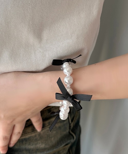 apres jour mignon(アプレジュールミニョン)の「【apresjour mignon×ARIAZ】アソートリボンパールブレスレット(ブレスレット・レディース・ブラック/シルバー・ONESIZE)」の1枚目の写真