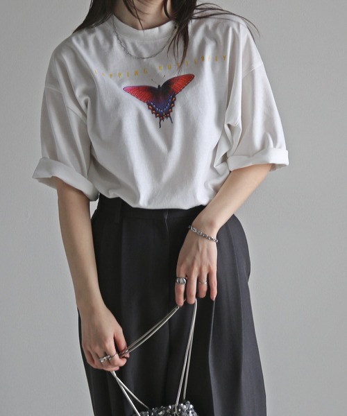 COURO(コウロ)の「butterfly&DragonflyプリントTシャツ(Tシャツ/カットソー・レディース・ブラック/ホワイト系/ホワイト/ブラック系・M/L/XL)」の1枚目の写真