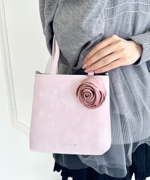 Loueme(ルエム)の「ローズチャーム付き2WAYスクエアバッグ(ショルダーバッグ・レディース・シルバー/ピンク/ブラック・FREE)」の2枚目の写真