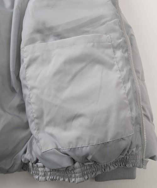 make a ray!（メイク ア レイ！）の「ルーズシルエット スタンドカラーデザイン 中綿パファージャケット/ダウンジャケット（ダウンジャケット/コート・メンズ・ブラック/アイボリー/グレー・M/L/XL）」の4枚目の写真