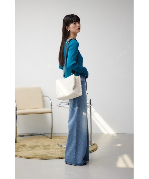 AZUL by moussy（アズールバイマウジー）の「ナローハンドルボアミニトートバッグ（トートバッグ・レディース・ベージュ/アイボリー/ブラック・FREE）」の5枚目の写真